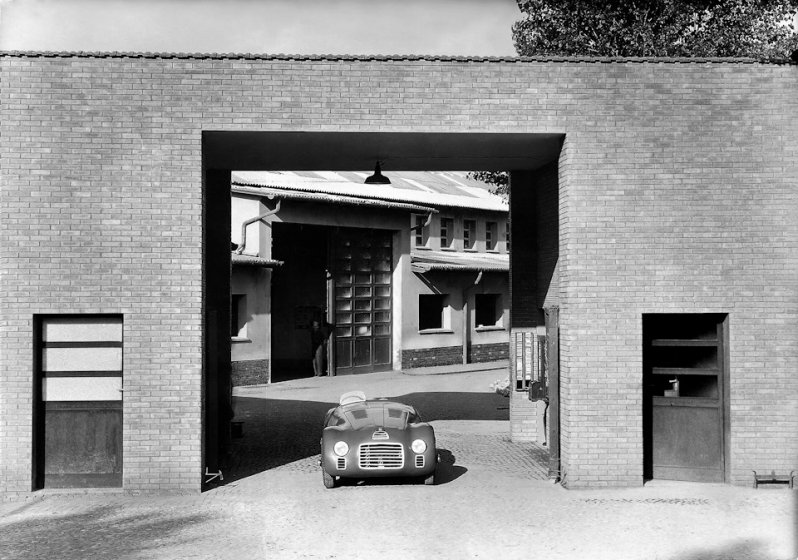 Исторический кадр. Первая Ferrari позирует в воротах завода Маранелло