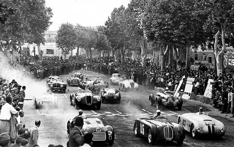 Старт Гран-при Рима в мае 1947-го, гонки, в которой Ferrari Кортезе (слева в первом ряду) завоюет первую для марки победу
