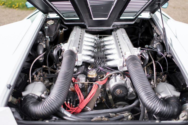 В остальном купе Ламборгини ничем не отличается от стандартной модели. Оно оснащено пятилитровым V12 на 455 л. с. и способно развить 290 км/ч.