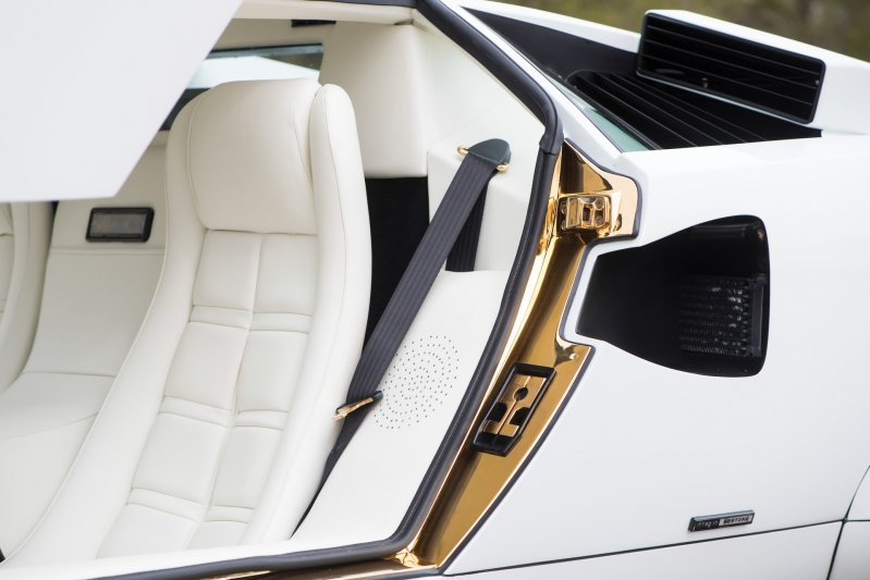 С молотка уйдет Lamborghini с интерьером из натурального золота