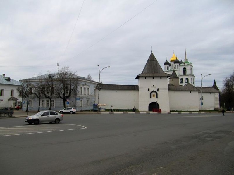 Вид в сторону Кремля. Рыбницкая башня и фрагмент стены, за которой скрывается так называемый Довмонтов город (о нём чуть позже). Слева — здание второй половины XIX века, именуемое Консисторией.