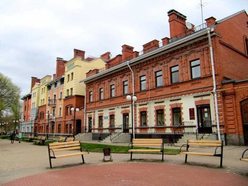 Советская набережная (на табличках домов указаны два названия — "Советская" и "Золотая").