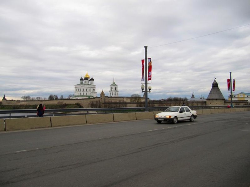 . Вид через мост в сторону Кремля.