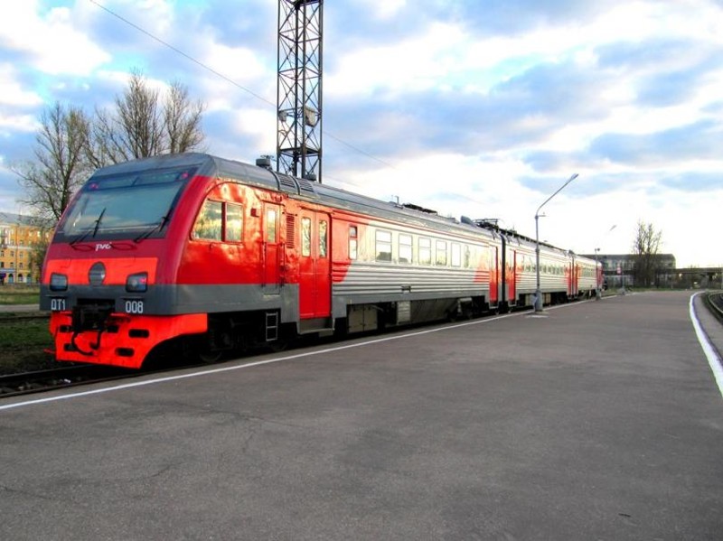 Ускоренный (то есть идущий с минимумом остановок) пригородный поезд на Лугу, а там — согласованная пересадка на электричку до Петербурга (тоже с единственной промежуточной остановкой в Гатчине). 