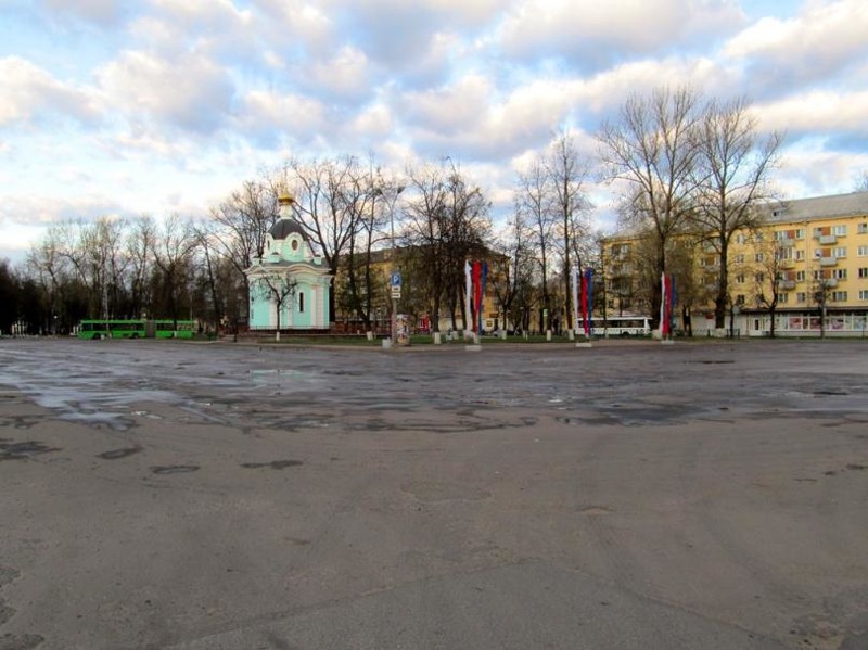 Утреннее фото Привокзальной площади, сделанное в ожидании начала работы пригородных касс.