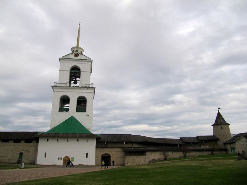 Слева — Колокольня Троицкого Кафедрального собора.