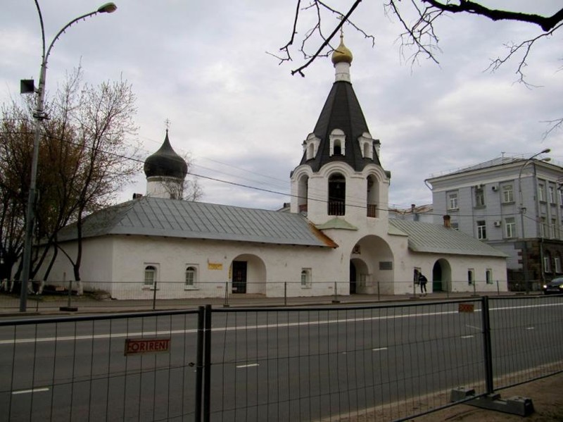 Колокольня церкви Михаила и Гавриила Архангелов со Городца. Слева выглядывает купол самой церкви.