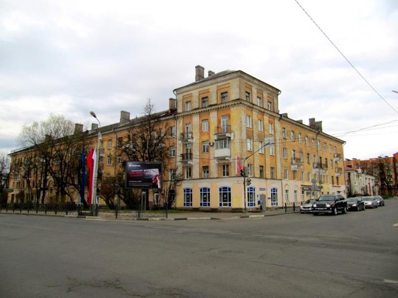 Дом постройки 1957 на углу Рижского проспекта и улицы Максима Горького.
