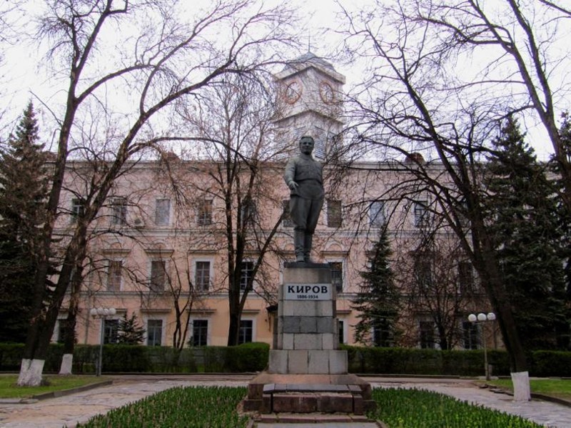 Памятник С. М. Кирову на фоне Дома Советов (сейчас — Администрация Псковской области).