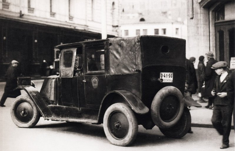 Фото нач. 1930-х гг. Автомобиль такси фирмы Рено у Большого театра.