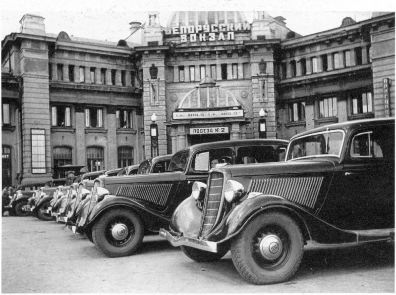 Фото кон. 1930-х гг. Стоянка такси у Белорусского вокзала 