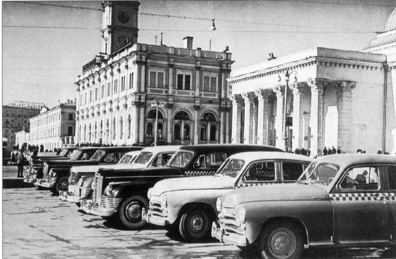 Фото 1950-х гг. Такси у Ленинградского вокзала 