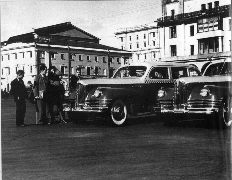 Фото 1950-х гг. Такси у "Метрополя"