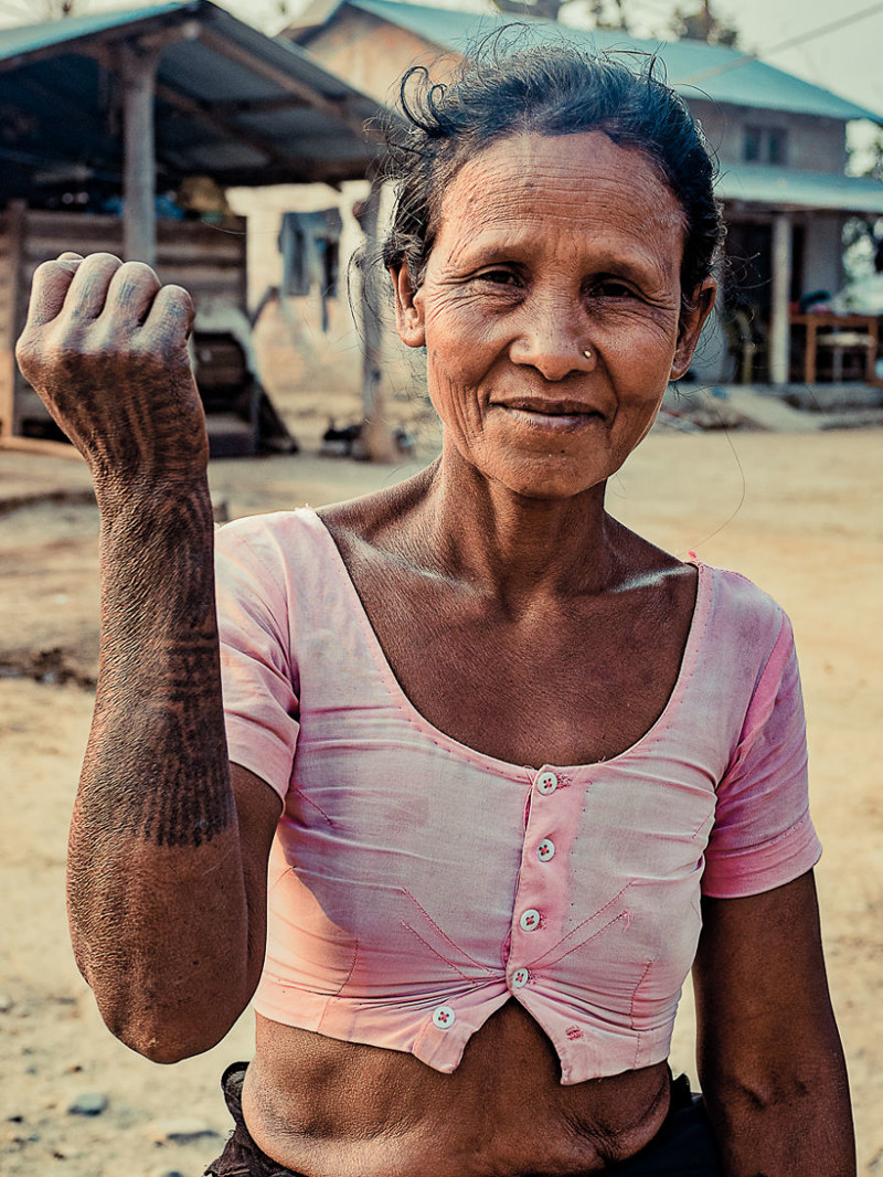 Три истории, скрывающиеся за татуировками старейших женщин племени Тхару