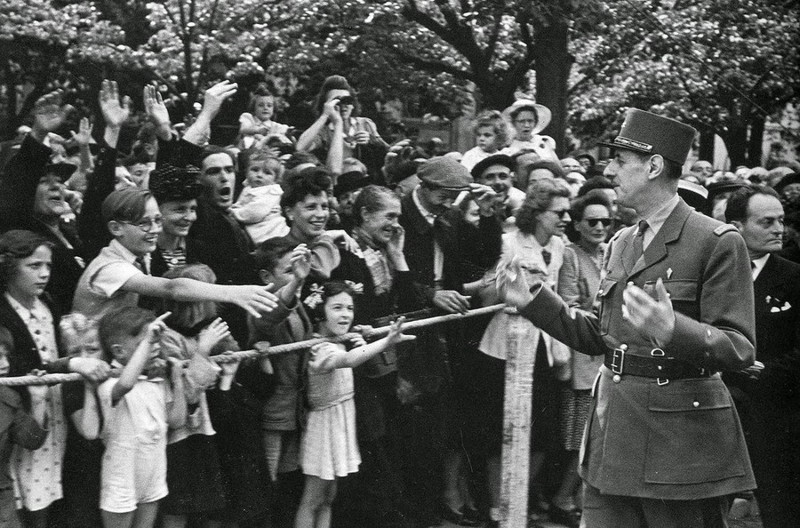 Робер Капа. Париж приветствует генерала Де Голля, август 1944
