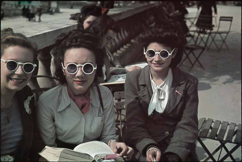 Андре Зюкка. Парижские модницы. 1942