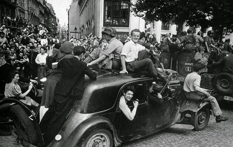  Робер Капа. Бойцы Сопротивления и французские солдаты празднуют освобождение Парижа, август 1944