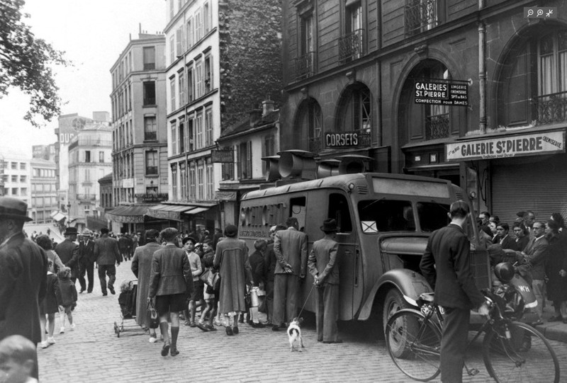 Немецкий агитационный грузовик на Монмартре. Трансляция музыки в ознаменование 30-ти дней взятия Парижа. Июль 1940