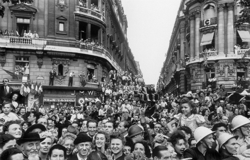 Робер Капа. Парижане на параде победы, 1944