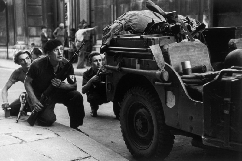 Робер Капа. Бойцы Сопротивления во время освобождение Парижа