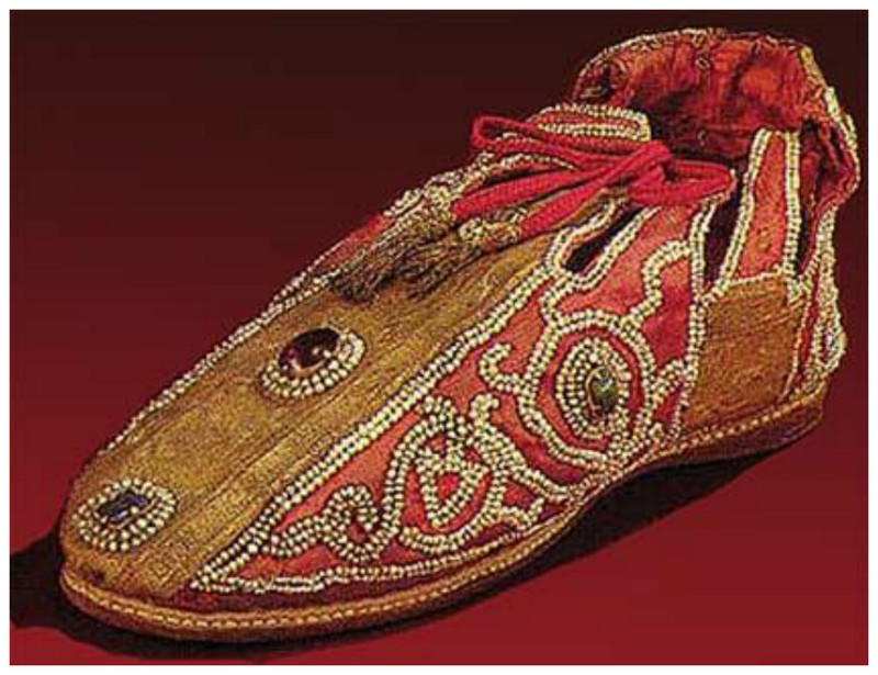 Обувь немецких императоров, изготовленная на Сицилии в начале XIII века. Украшенный красным шелком, золотыми подошвами, украшениями и жемчугом.