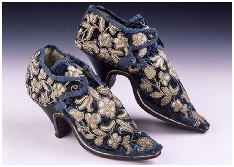 Синие бархатные галстучные галстучные туфли, c 1660, по общему мнению носимые Леди Мэри Стэнхоуп.