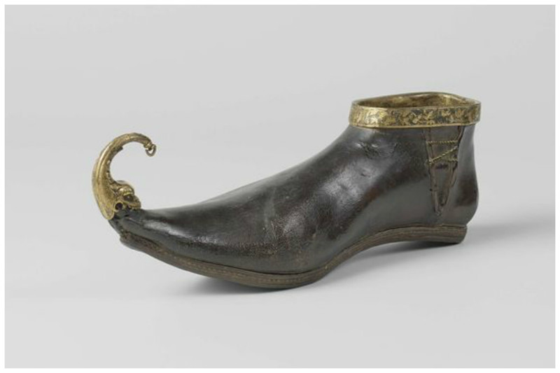 Обувь (poulaine) из кожи и меди,  1400 - 1450.