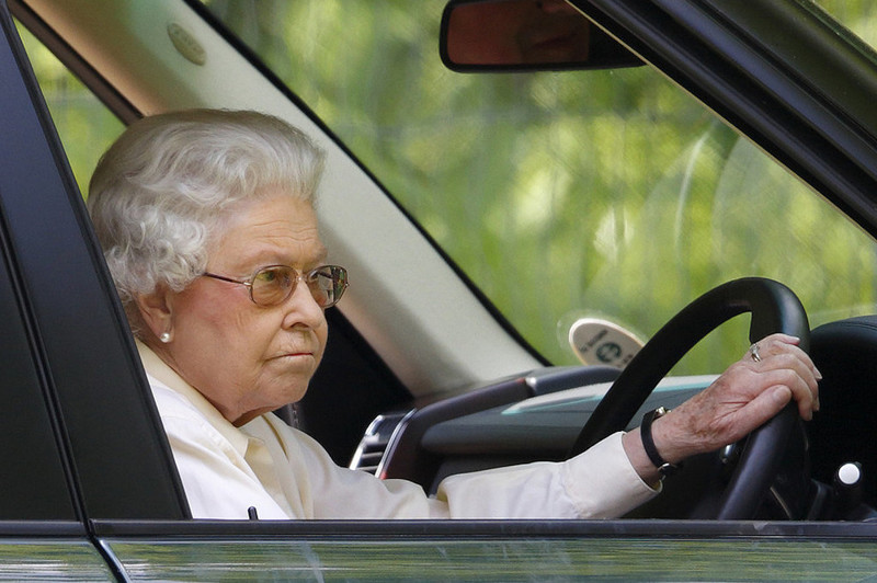 Елизавета II водит машину без водительских прав