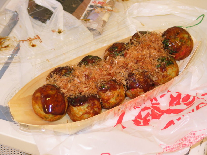 Такояки — тесто плюс кусочек осьминога. Сверху — струганая рыба (кацуобуси) с добавлением специального соуса. Ни один фестиваль не обходится без продавцов этого традиционного японского фаст-фуда