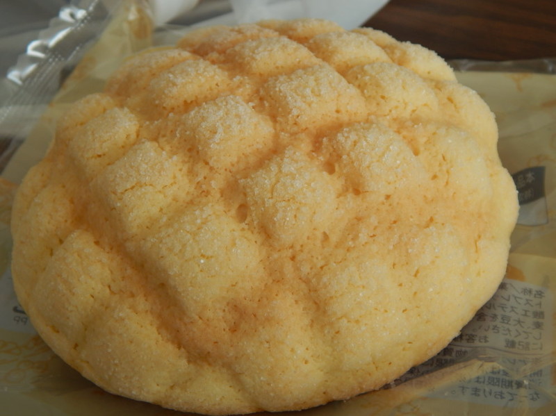  "Дынный хлеб" получил свое название из-за формы, а не содержания. На самом деле это просто японская сдобная булочка. Очень-очень сладкая еда, япония