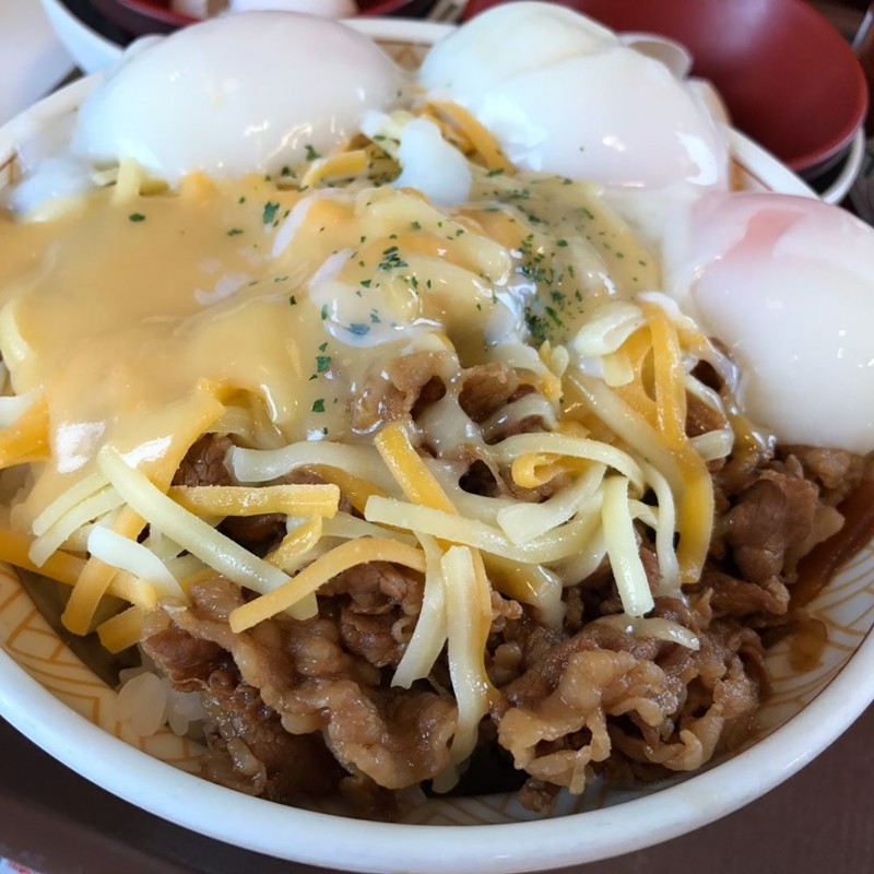  Гюдон в сети ресторанов Sukiya — самый настоящий гюдон. Это популярное в Японии блюдо представляет собой миску риса, покрытого вареной говядиной и луком. Добавляют лапшу сиратаки, иногда еще и яйцо