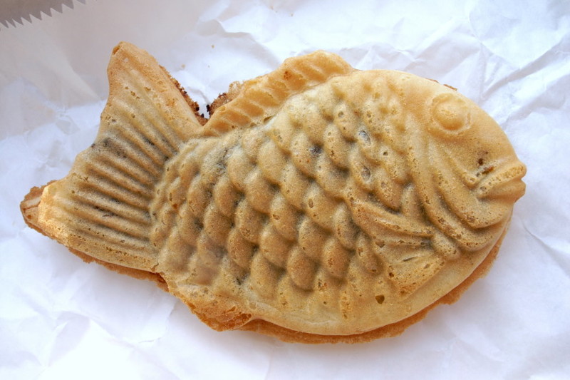 Тайяки — печенька в форме рыбы с начинкой в виде джема из бобов адзуки. Ну или заварного крема, шоколада или сыра — для тех, кто не настоящий японец