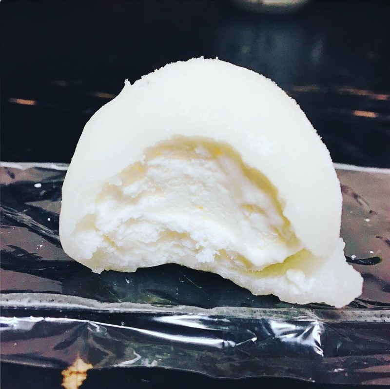 Yukimi daifuku — шарик ванильного мороженого в сладкой рисовой лепешке. Ням! еда, япония