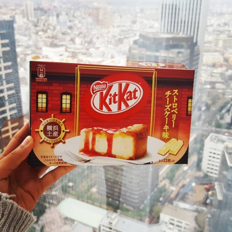 Японцы известны своим нездоровым пристрастием к KitKat и изобрели много разных "вкусов", начиная с зеленого чая и заканчивая печеной картошкой. Но это все не то, это перебор. А вот "вкус" клубники с шоколадом…