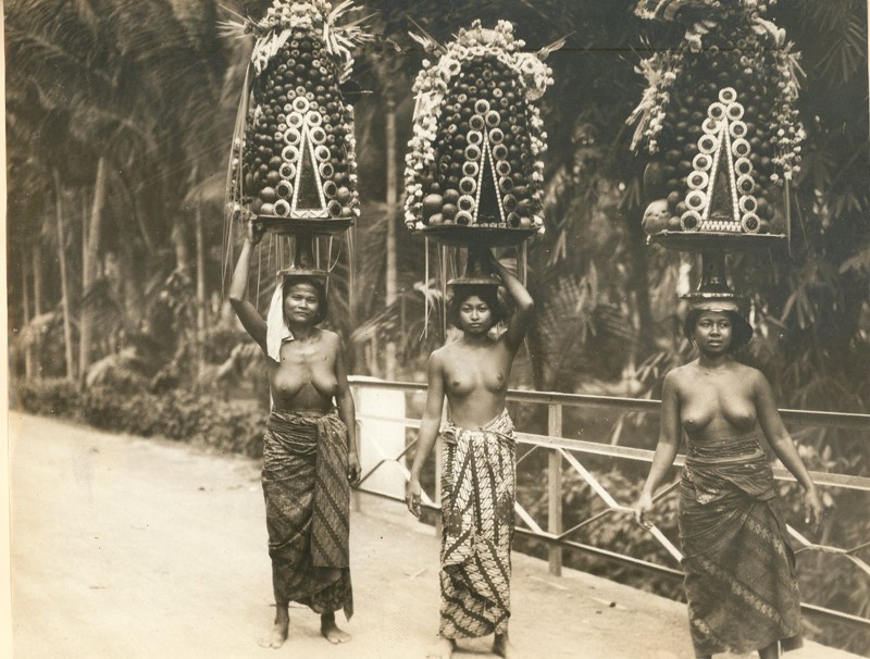 Девушки брамины несут фрукты в храм, Бали, 1920-е.