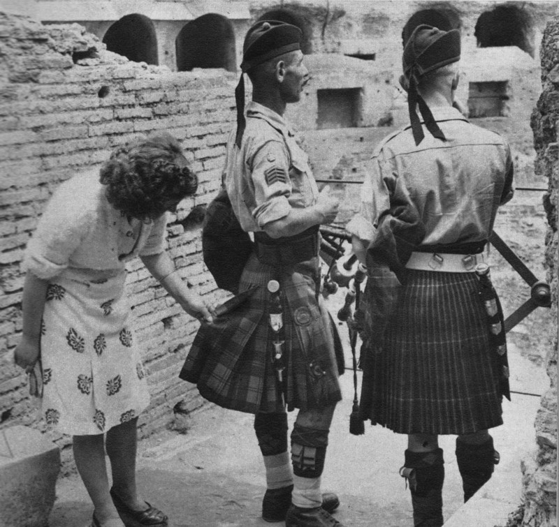Какая красивая юбочка.. Шотландские солдаты в Италии, 1944 год.