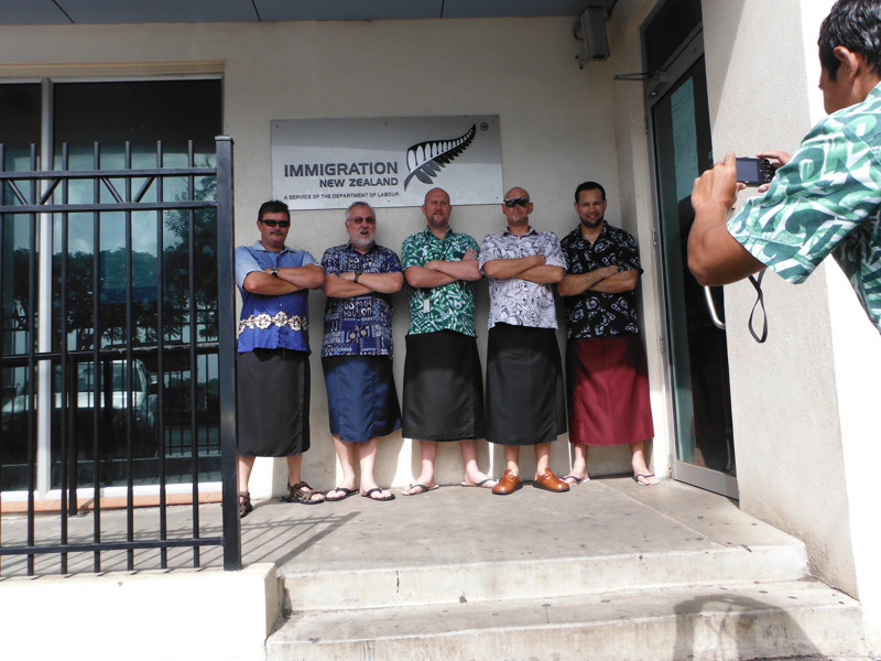 Apia, Samoa.  Наша команда в национальной самоанской одежде и какая-то 'шишка' из посольства (в центре).