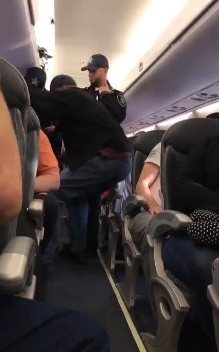 United Airlines потеряла $600 млн. из-за скандала со снятием с рейса пассажира