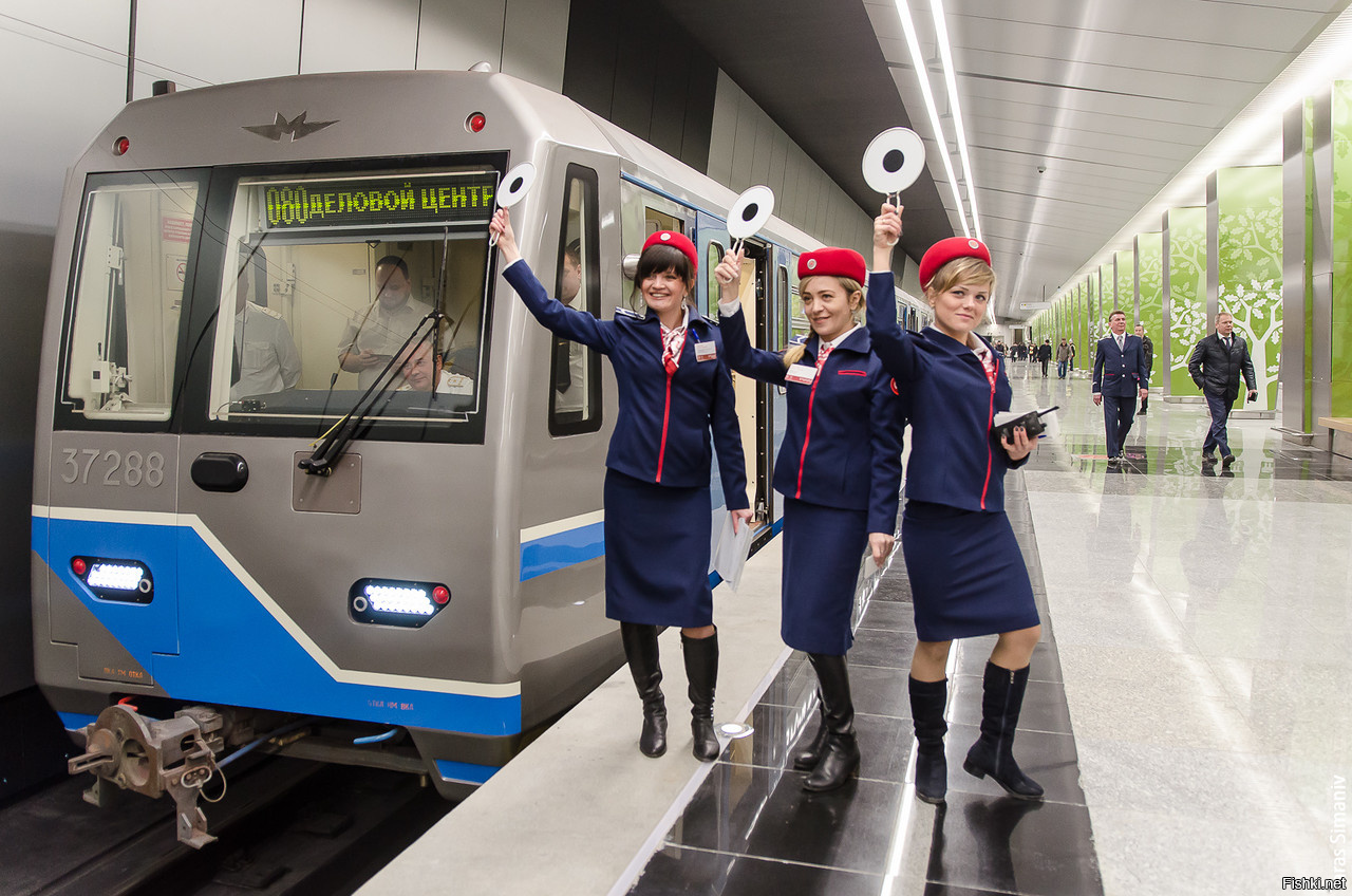 Открытие открытие поезд. Московский метрополитен Раменки. Открытие Московского метрополитена. Станция метро Раменки. Поезд метро Москва.