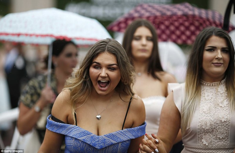 Дождю бойкот: модницы разоделись ради скачек в Честере
