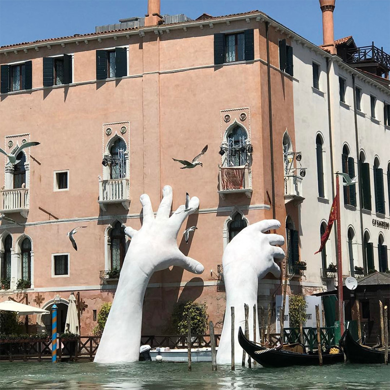 Гигантские руки, «выросшие» из воды, напоминают людям о глобальном потеплении