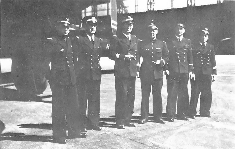 Слева направо  -  механик Корнейли (Corneillet), штурман Коме (Comet), командир экипажа  Дэйлери ( Dailliere) с  трубкой,  второй пилот Йоннет (Yonnet), радист Скур (Scour), стрелок-бомбардир  Дешам (Deschamps)