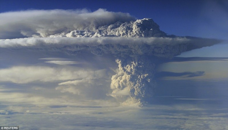 Извержение вулкана Пуеуэ в Чили, 5 июня 2011 года. Вид из окна самолёта. Вулкан выбросил облако пепла на высоту более 10 километров.