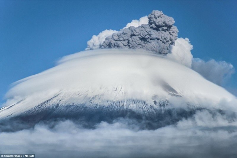 Лентикулярное облако над вулканом Попокатепетль в Мексике.