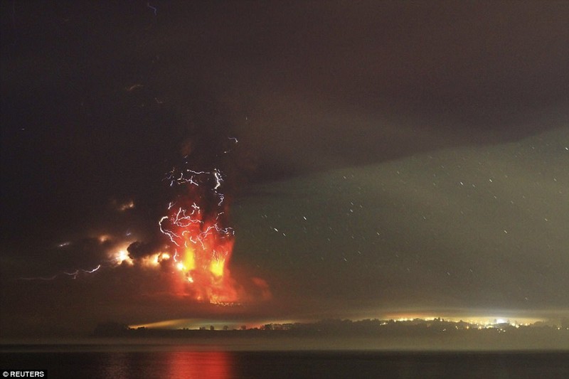 Извержение вулкана Кальбуко. Вид из города Пуэрто-Варас в Чили. В 2015 году произошло первое извержение вулкана Кальбуко за последние пять десятилетий.
