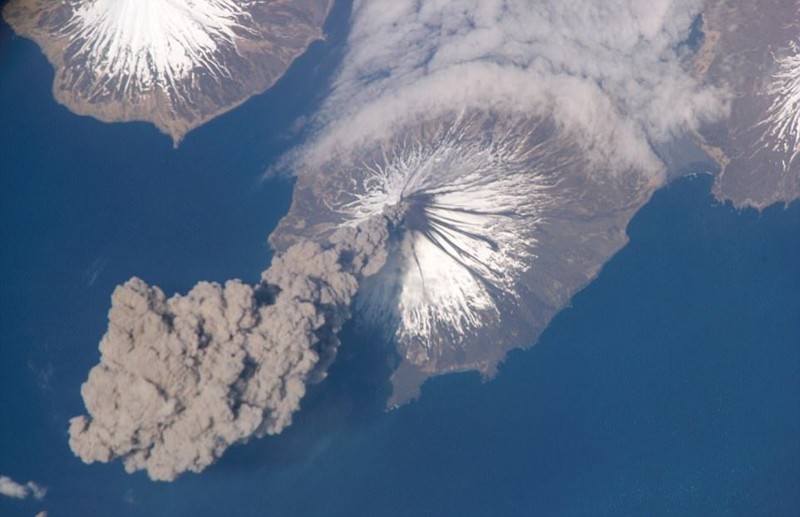 Извержение вулкана Кливленд на Аляске в 2006 году. Вид с борта МКС