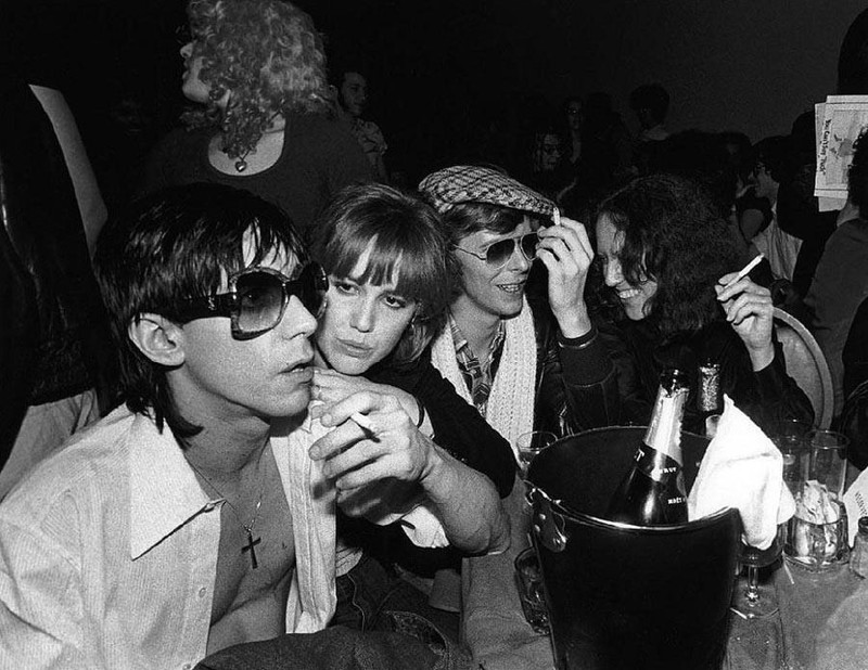 Игги Поп, Сиринда Фокс, Дэвид Боуи и Лиза Робинсон, 1977.