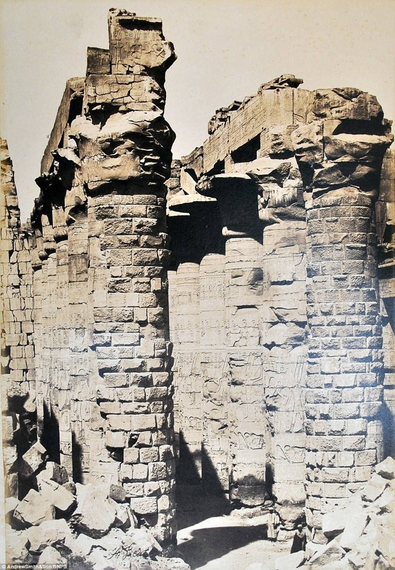 Снимок сопровождается надписью "Храм". По всей вероятности, он сделан в Египте