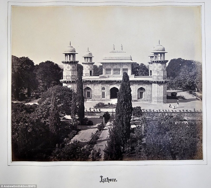 Фотография в альбоме подписана "Лахор", но на самом деле это здание - мавзолей Итимад-Уд-Даула в Агре (Индия)