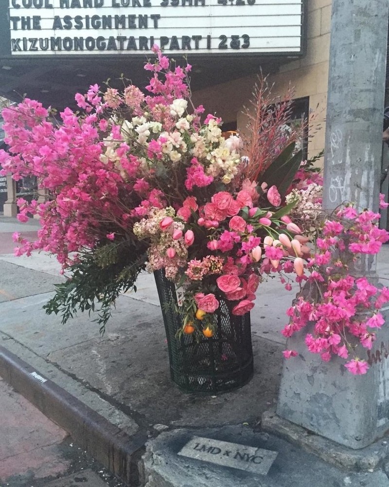 Как мусорные баки в Нью-Йорке превращаются в гигантские вазы с цветами